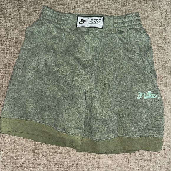Nike Green Shorts - Picture 1 of 7